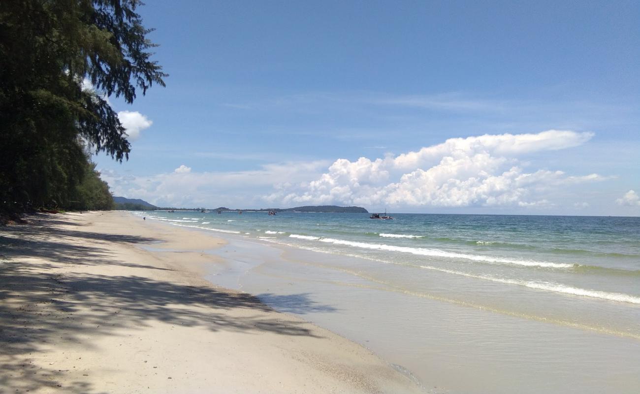 Фото Hat Ratchakarun beach с светлый песок поверхностью