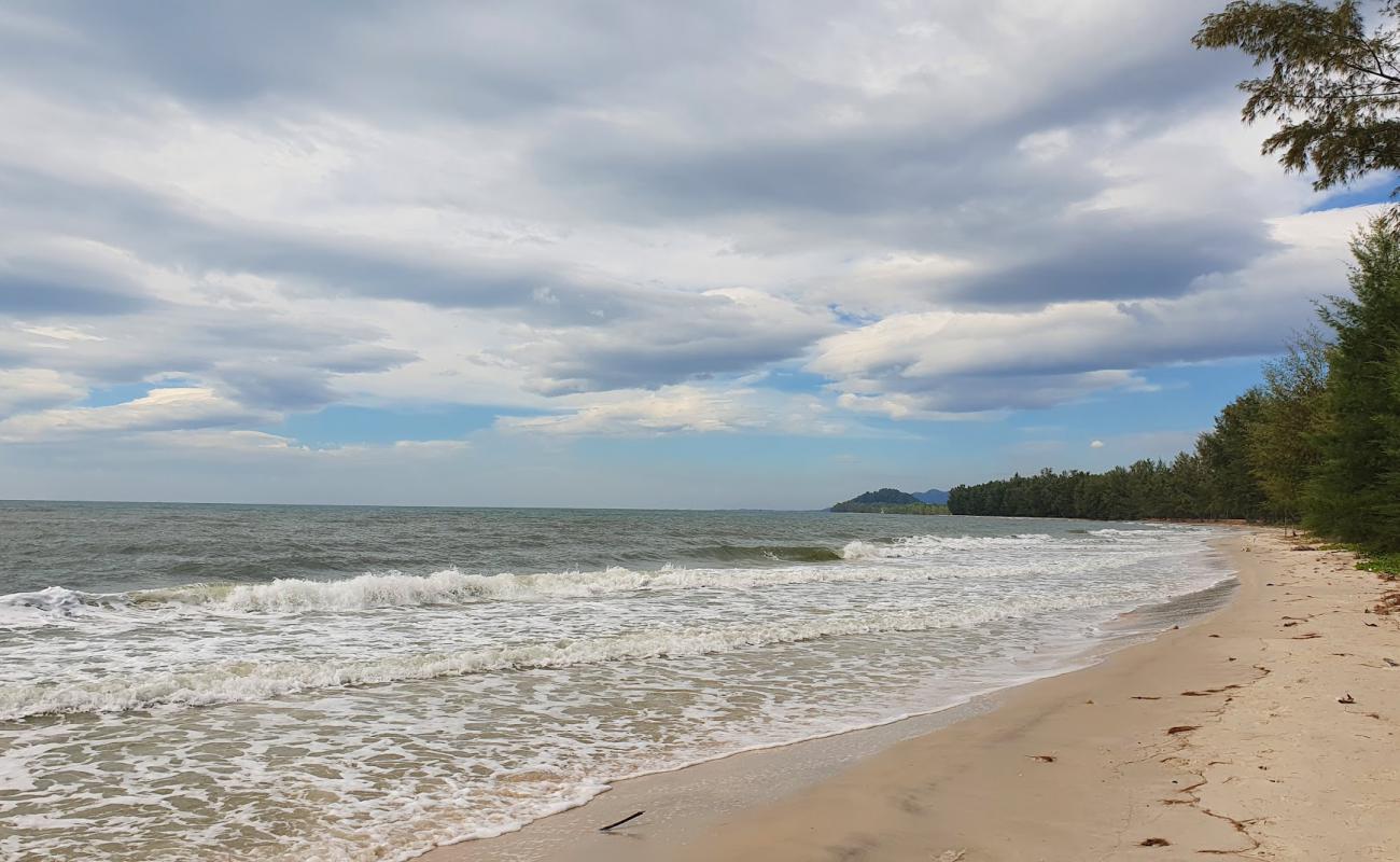 Фото Mai Rood Beach с золотистый песок поверхностью