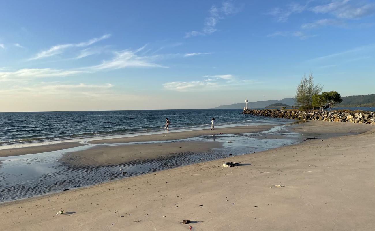 Фото Mai Rut Beach с светлый песок поверхностью