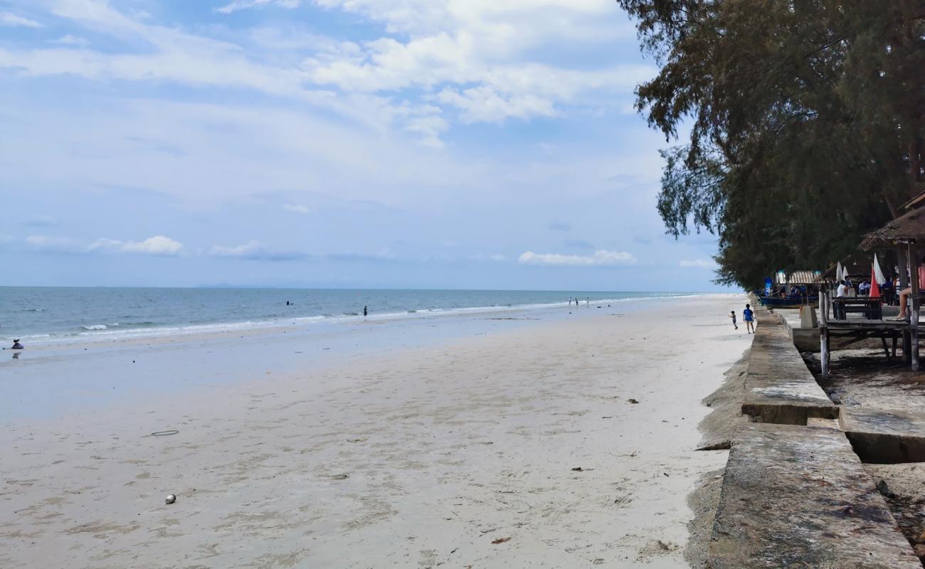 Фото Banchuen Beach с золотистый песок поверхностью