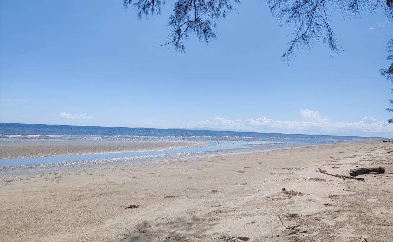 Фото Pailin Beach с светлый песок поверхностью