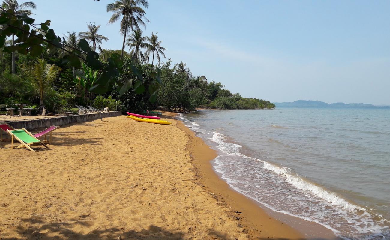 Фото Ko Chang Beach с темный песок поверхностью