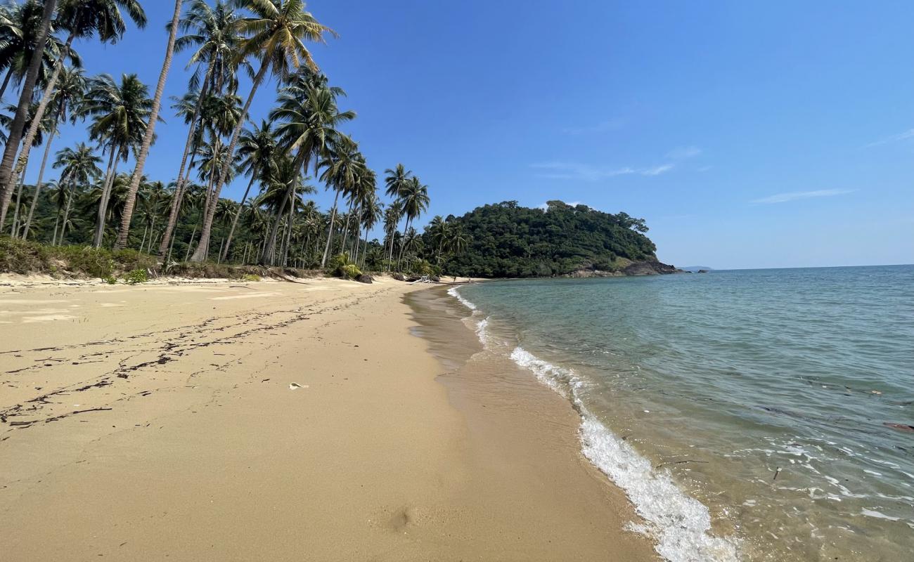 Фото Wai Chaek Beach с светлый песок поверхностью