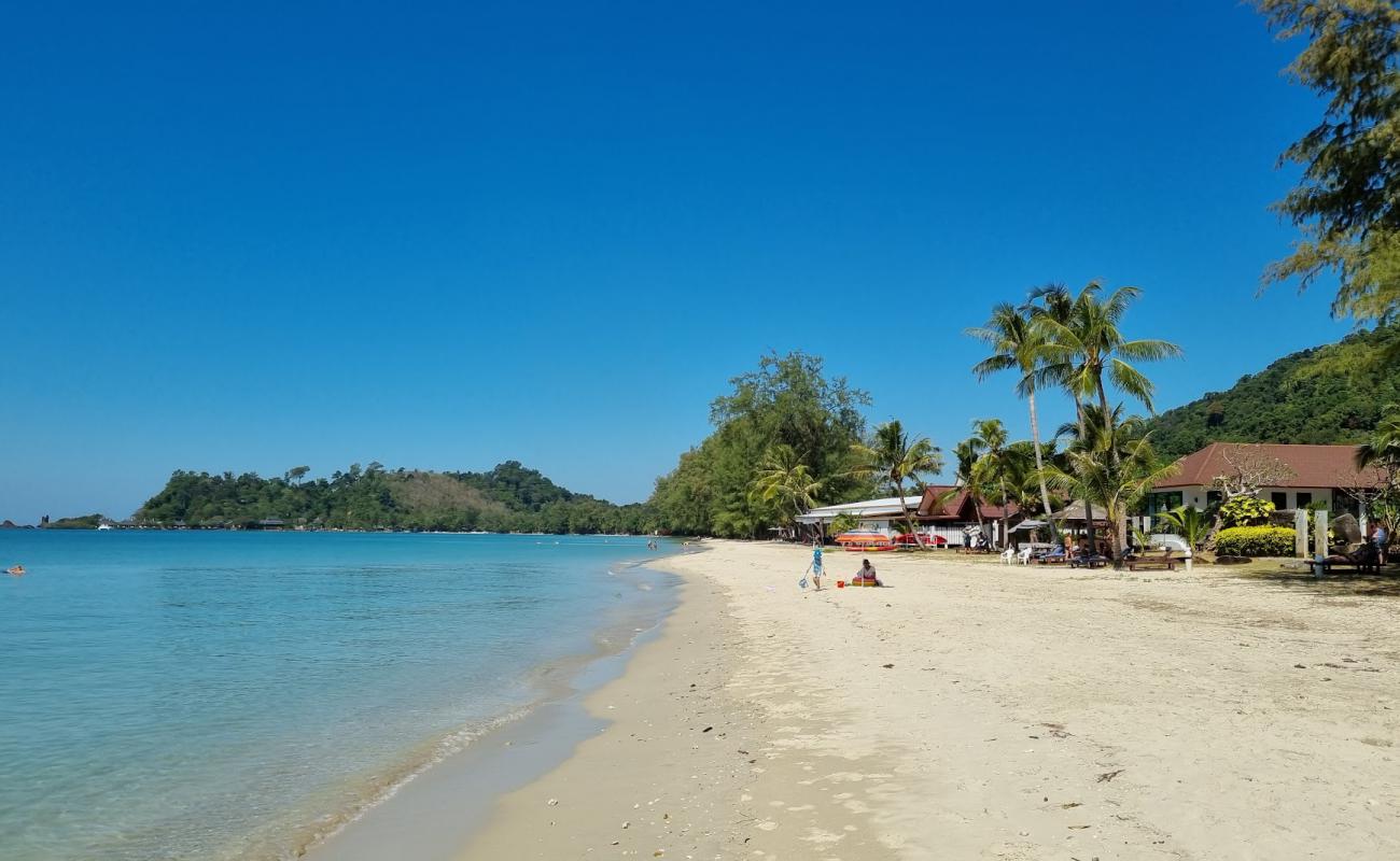 Фото Klong Prao beach с золотистый песок поверхностью