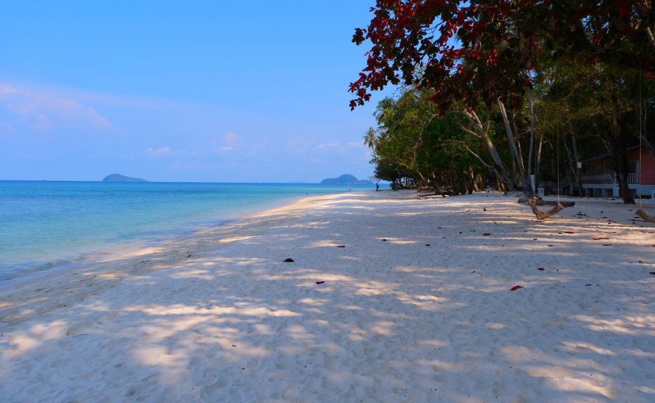 Фото Laoya Coco Beach с белый чистый песок поверхностью