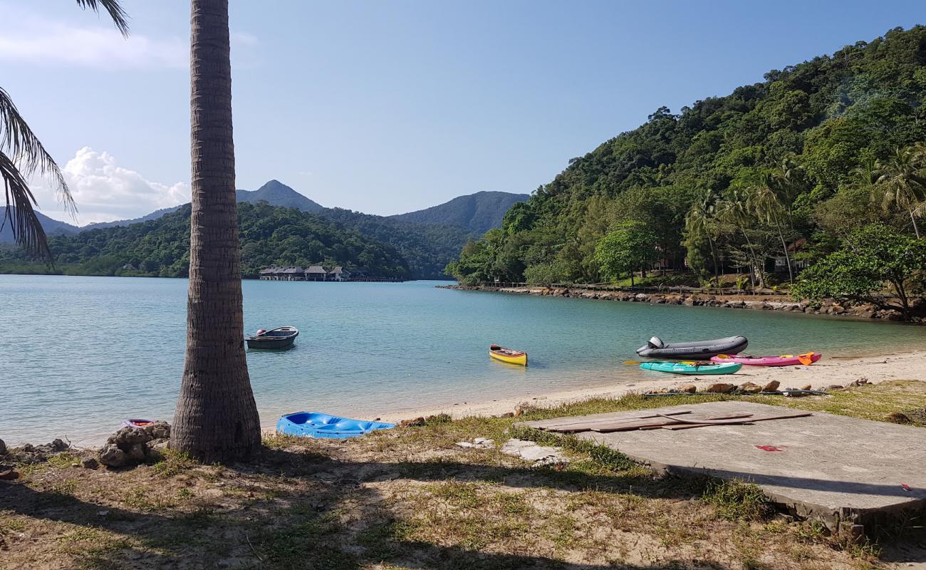 Фото Ko Ngam Beach с белый чистый песок поверхностью