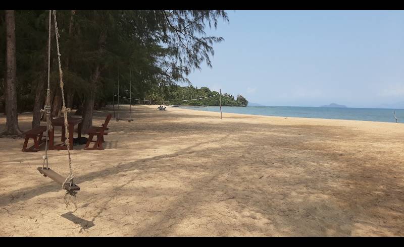 Фото Laem Son Beach с светлый песок поверхностью