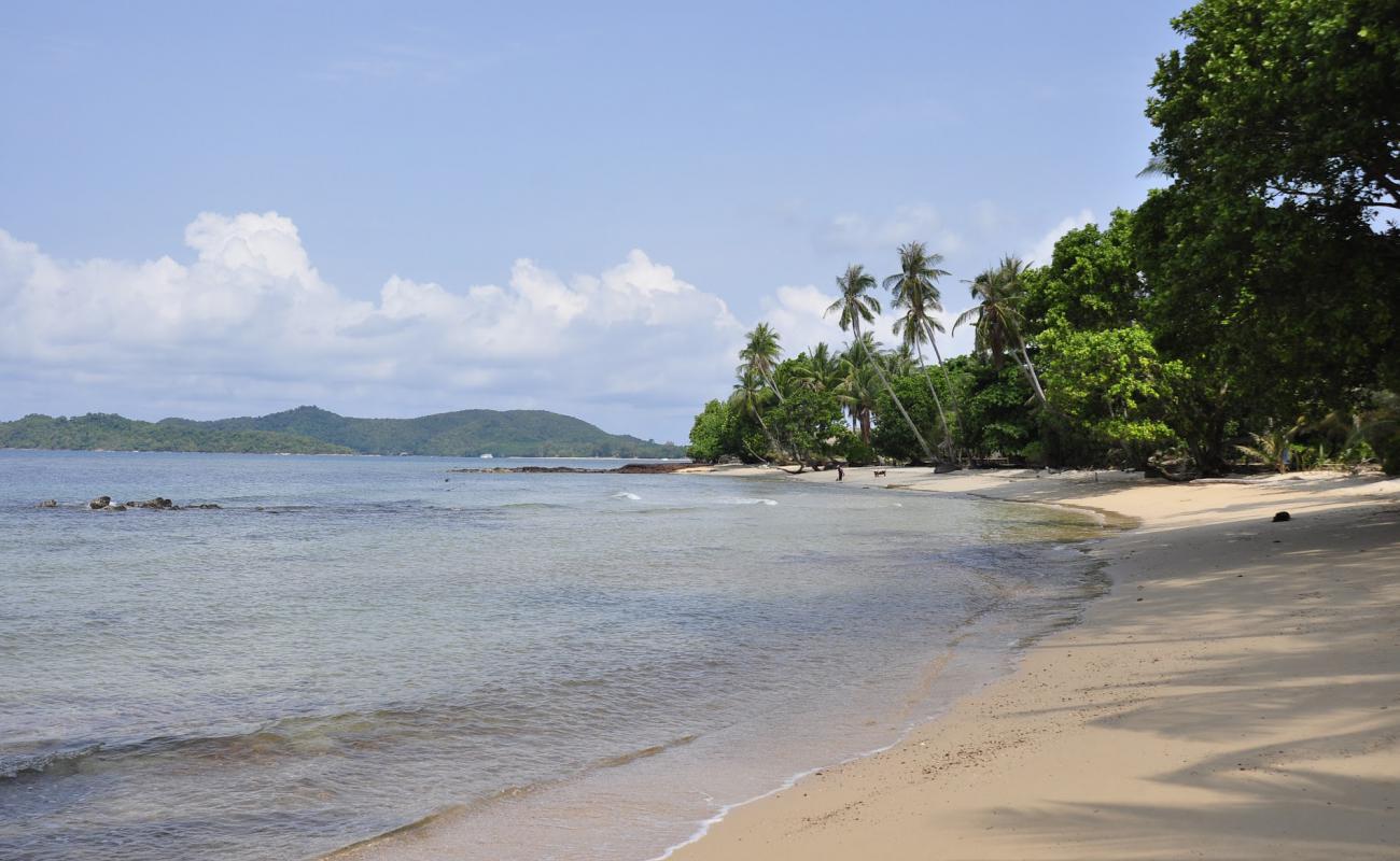 Фото Ao Soun Yai Beach с белый чистый песок поверхностью