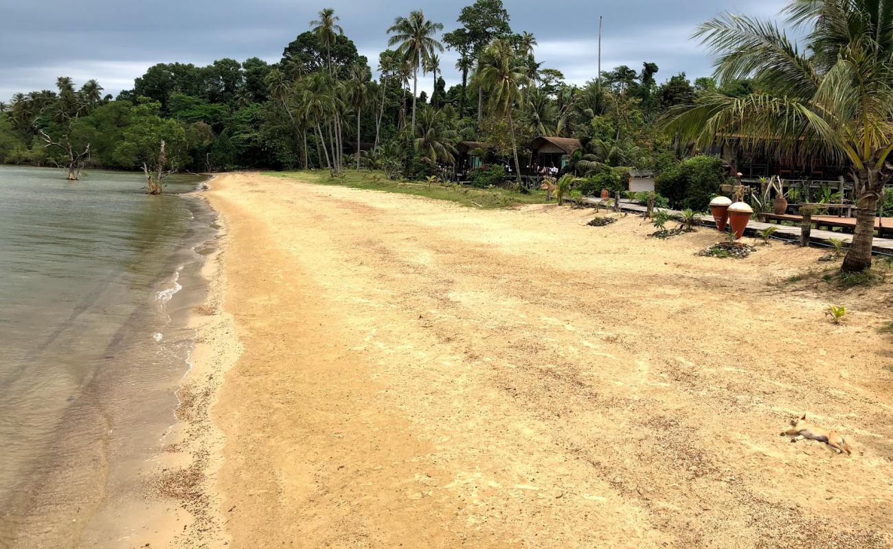 Фото Ao Tan Beach с светлый песок поверхностью