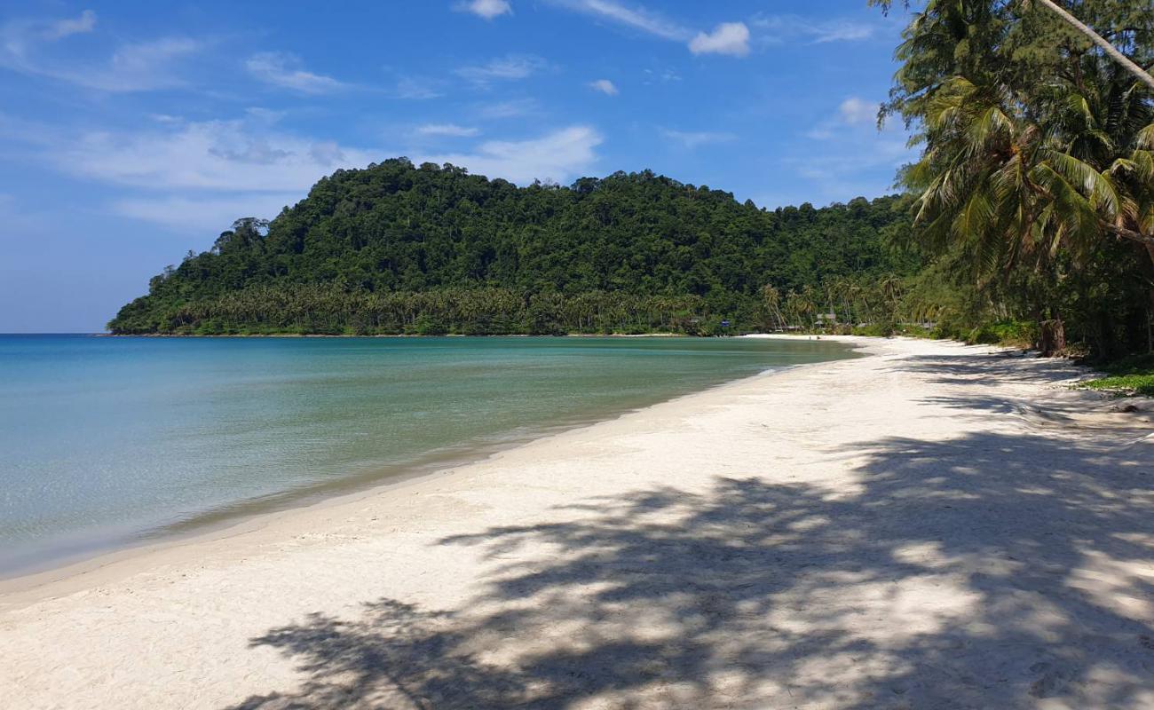 Фото Ao Phrao Beach с белый чистый песок поверхностью