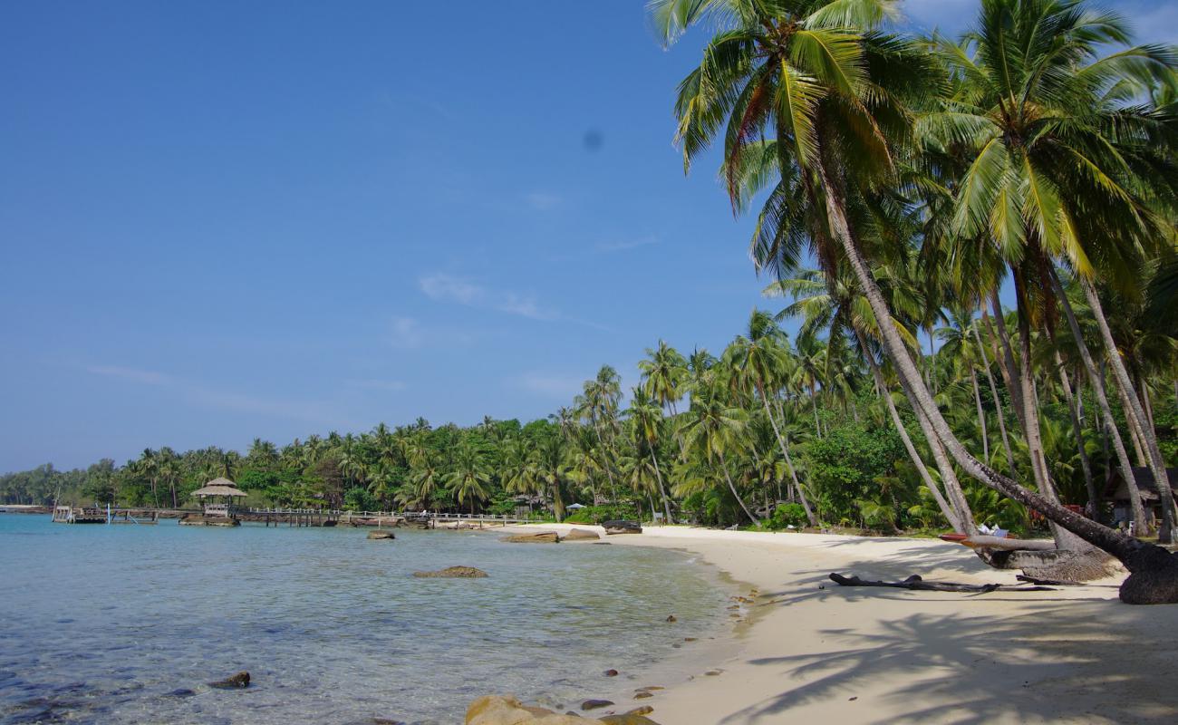 Фото Haad Noi Beach с белый чистый песок поверхностью