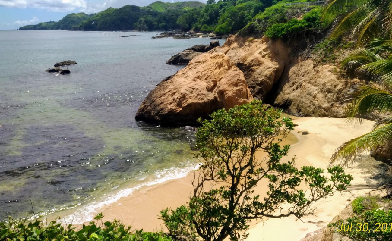 Фото Sandy Bay beach с светлый песок поверхностью