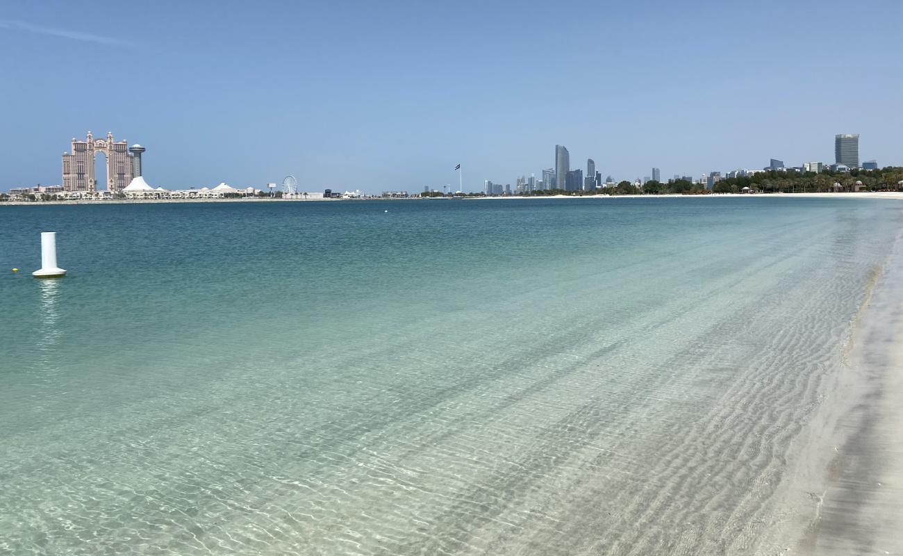 Фото Emirates Palace beach с белый чистый песок поверхностью