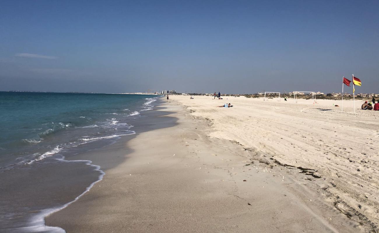 Фото Saadiyat beach с белый чистый песок поверхностью