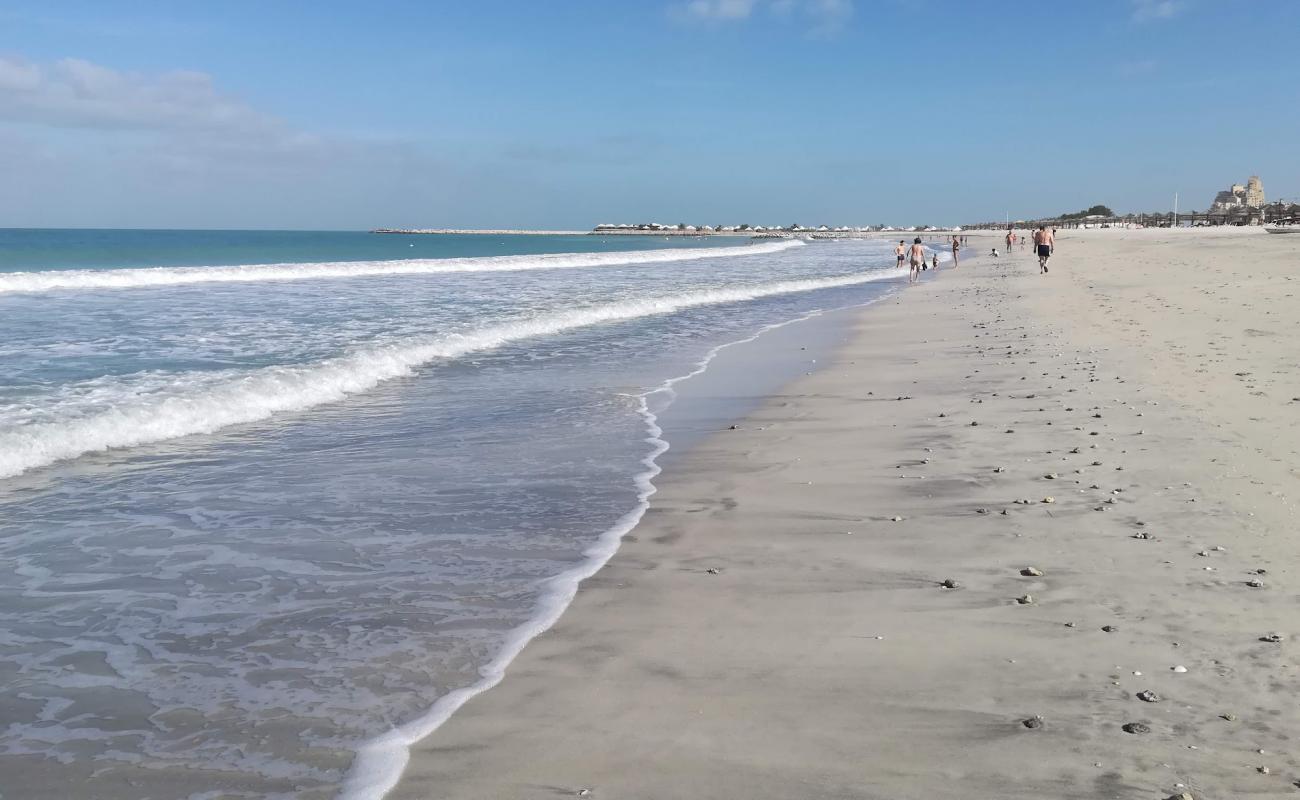 Фото Al Hamra beach с светлый песок поверхностью