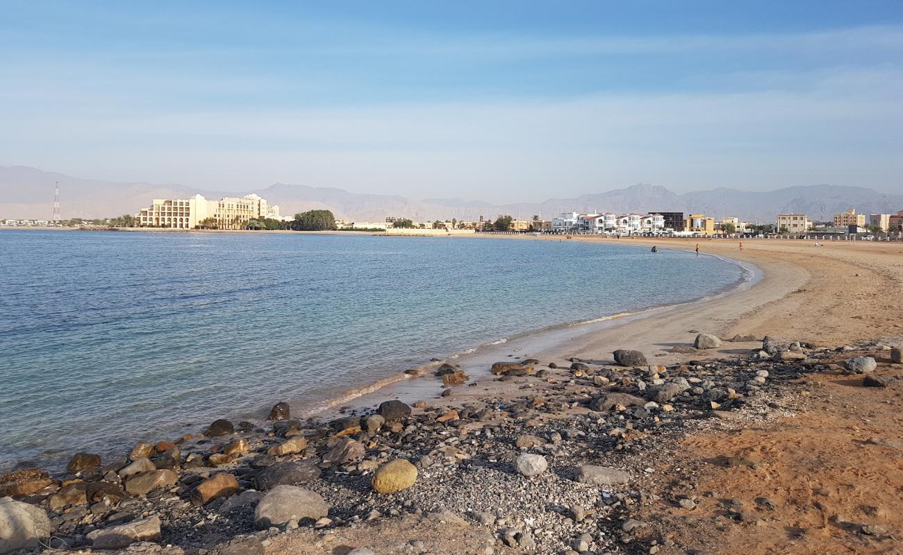 Фото Mareedh beach с светлый песок поверхностью