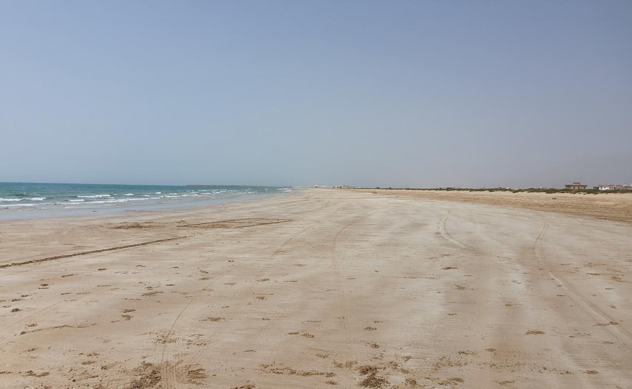 Фото Al Rams beach с светлый песок поверхностью