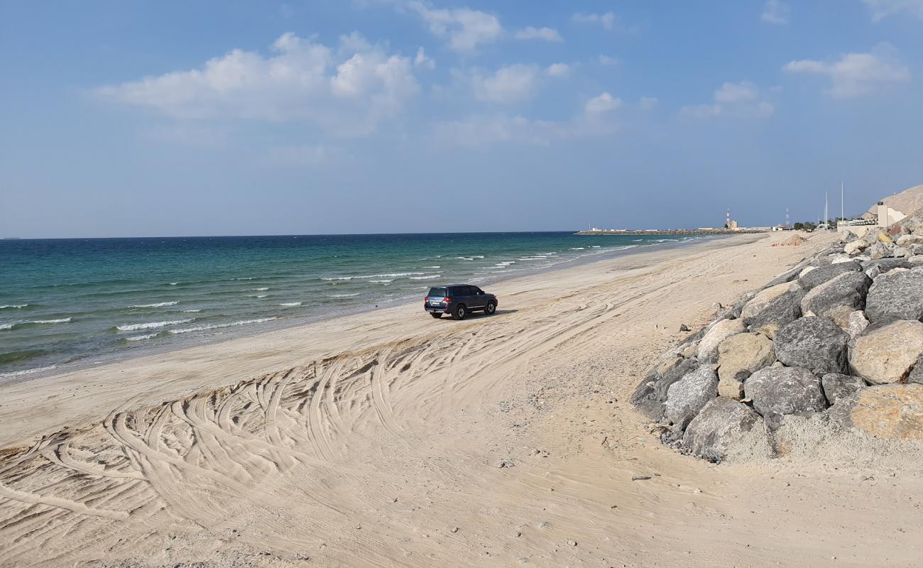 Фото Shaam beach с светлый песок поверхностью