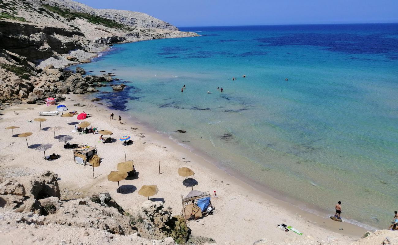 Фото La Grotte beach с золотистый песок поверхностью