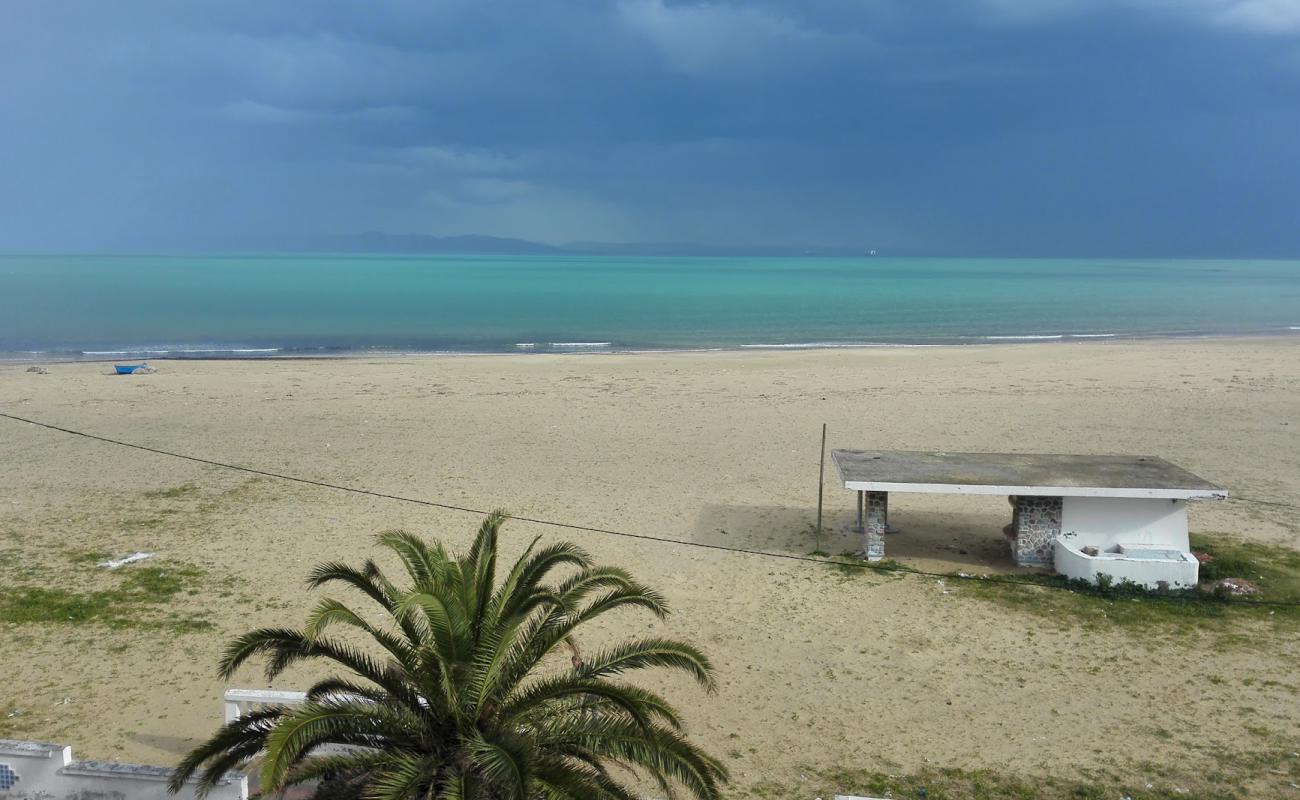 Фото La Goulette plage с светлый песок поверхностью