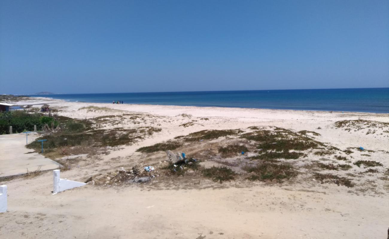 Фото EL Mrigueb Beach с золотистый песок поверхностью