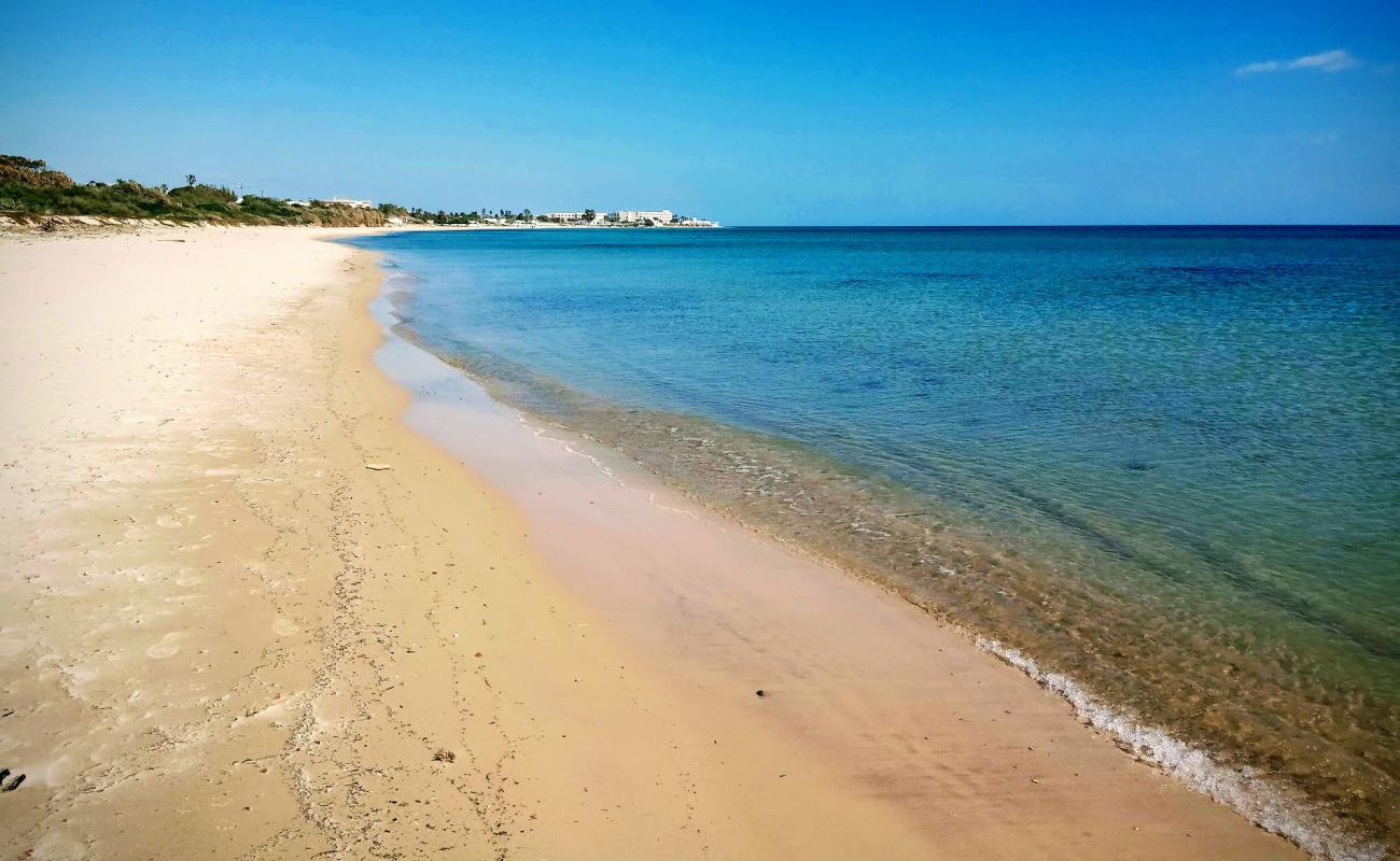 Фото Plage Sidi Mahrsi с светлый песок поверхностью