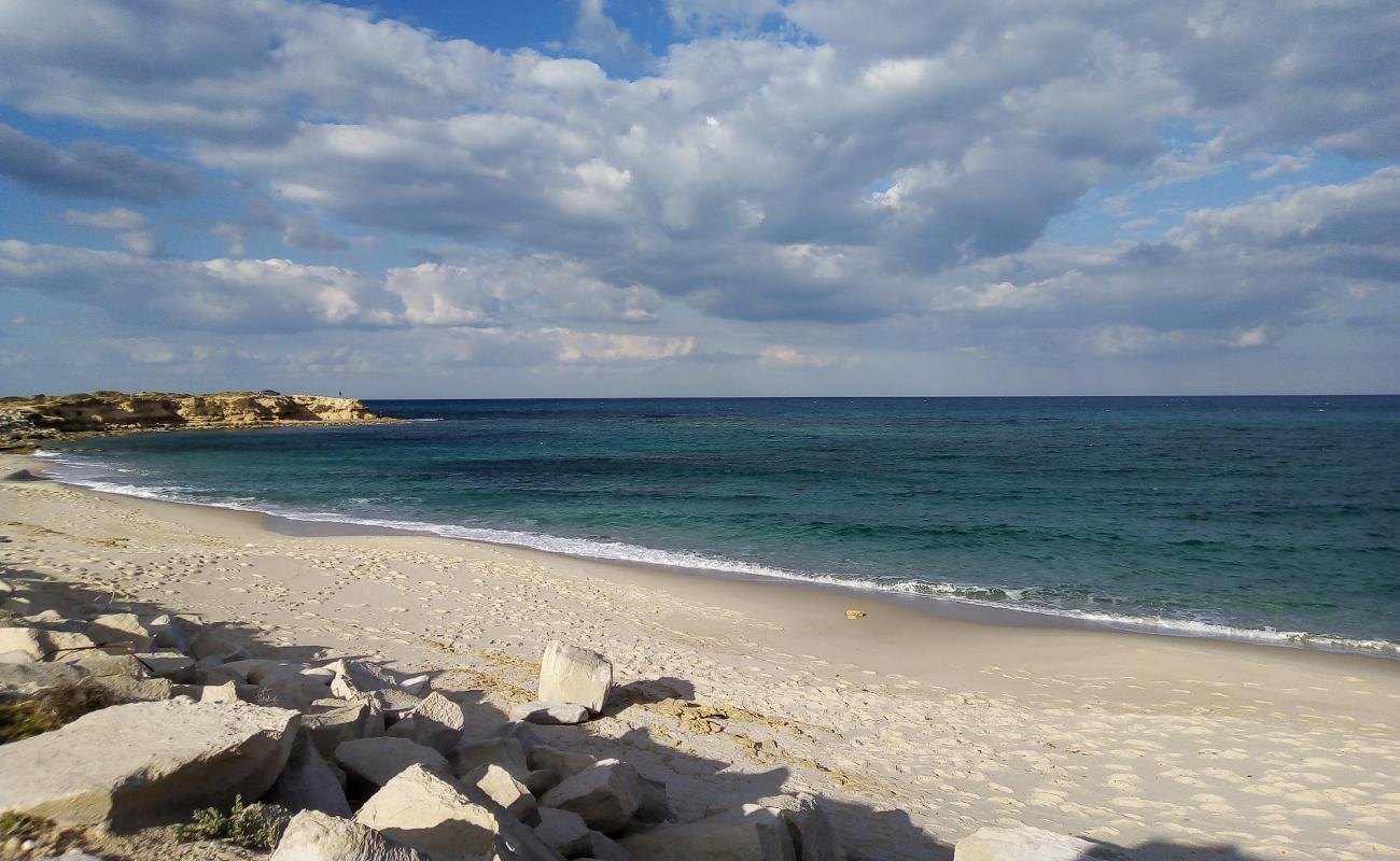 Фото Harqalah beach с светлый песок поверхностью