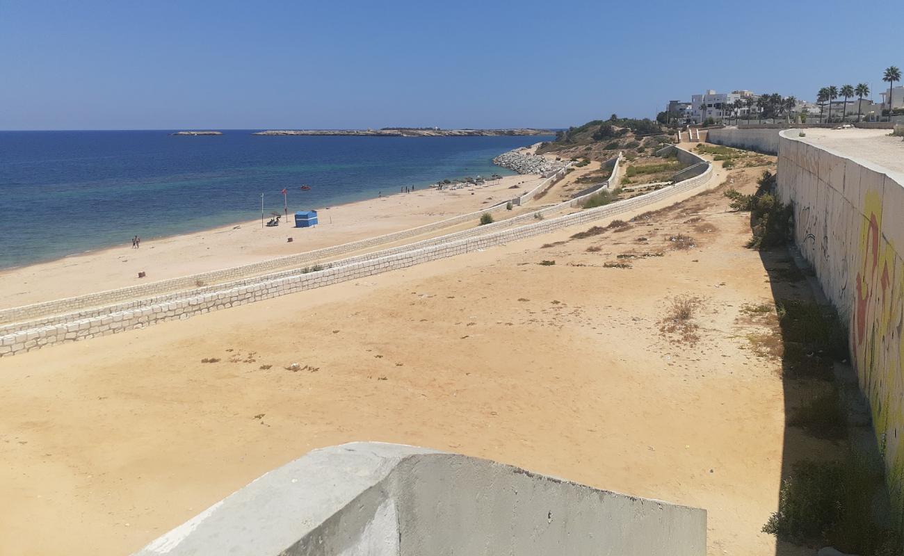 Фото Plage la Falaise с белый песок поверхностью