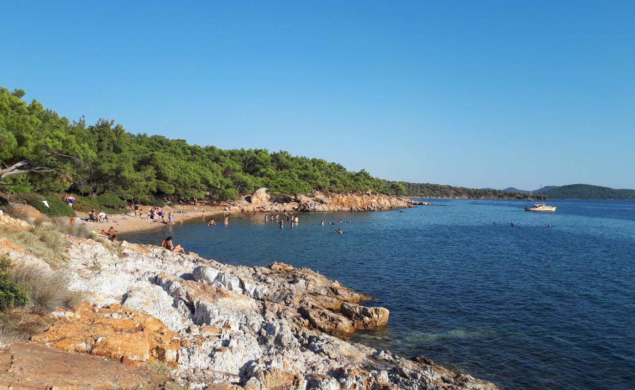 Фото Kirmizikuyu Cd. beach с песок с галькой поверхностью