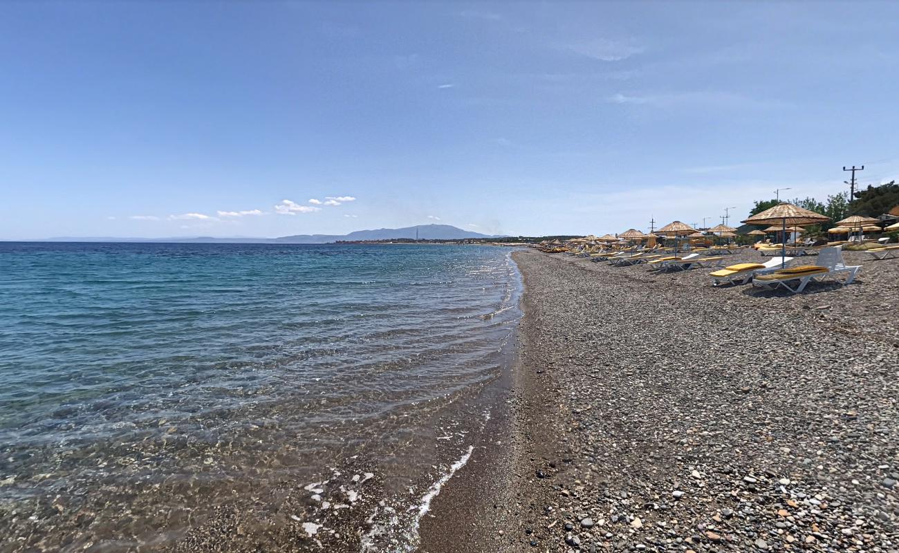 Фото Galley beach поддерживаемый скалами