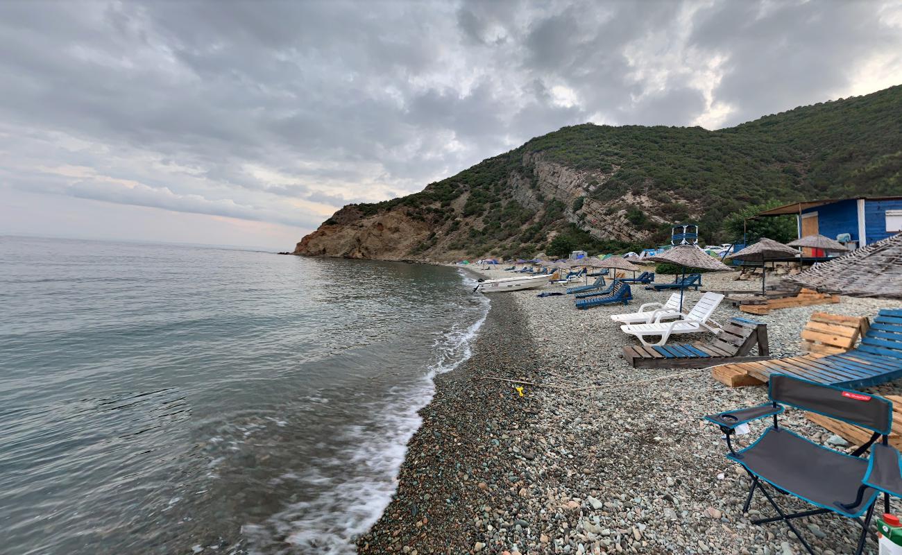 Фото Komur Limani beach поддерживаемый скалами