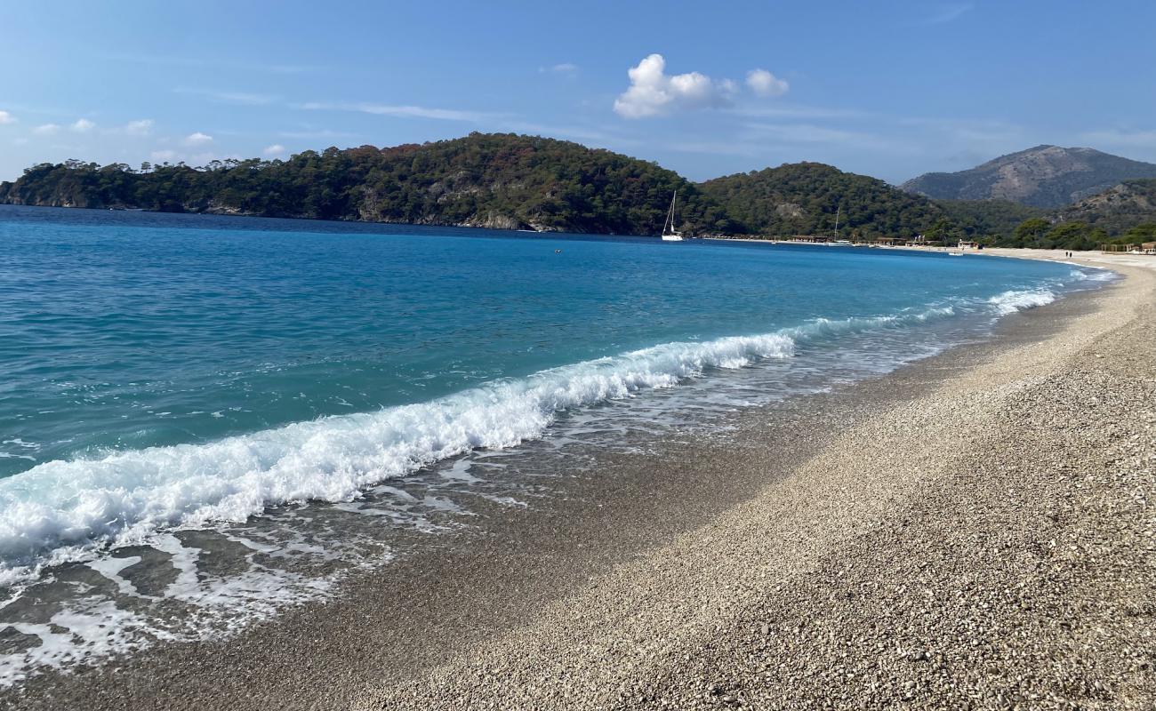 Фото Oludeniz beach с белая чистая галька поверхностью