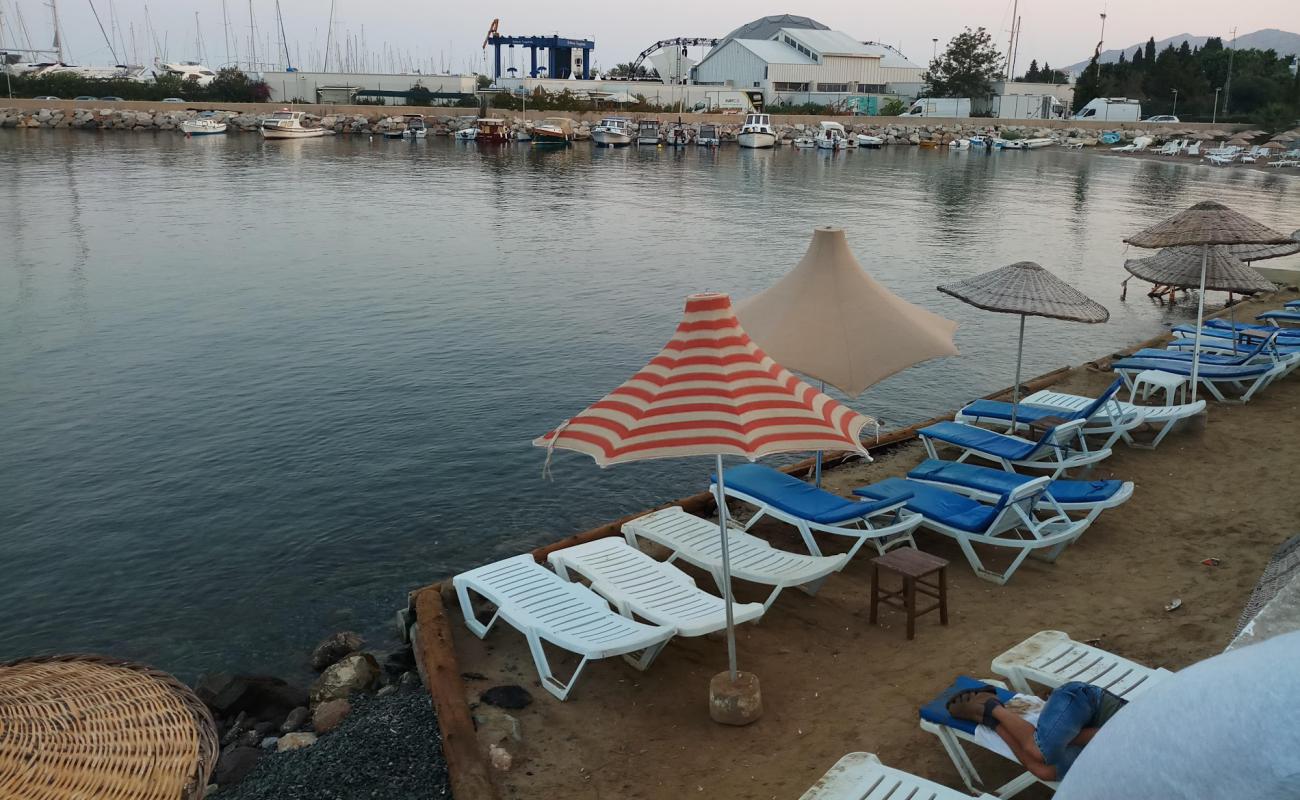 Фото Turgutreis beach с темный песок поверхностью