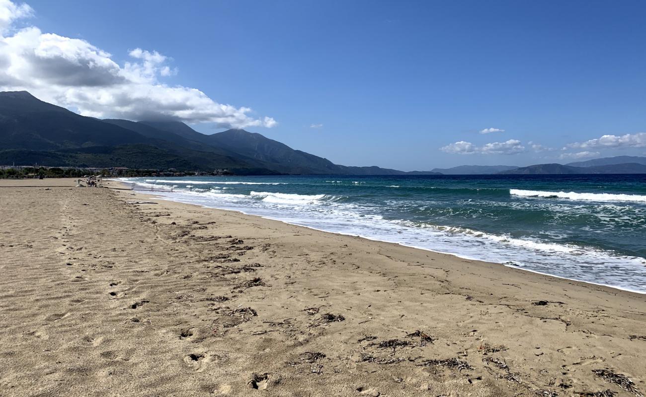 Фото Kusadasi beach с светлый песок поверхностью