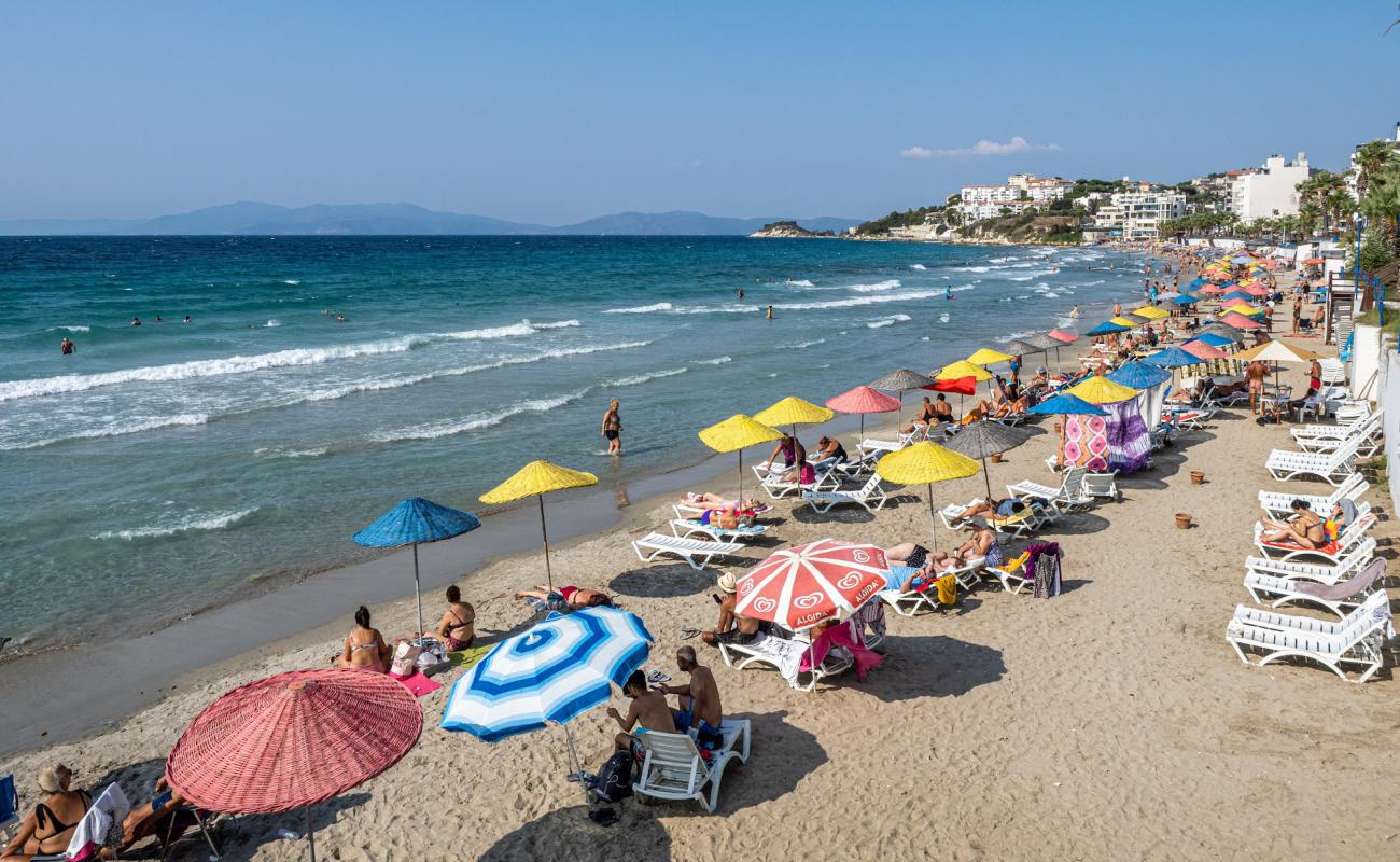 Фото Kusadasi Ladies beach с золотистый песок поверхностью