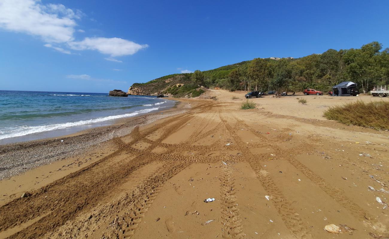 Фото Sicaksu beach IV с темный песок поверхностью