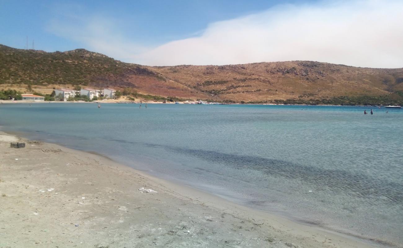 Фото Altay's Beach с темный песок поверхностью