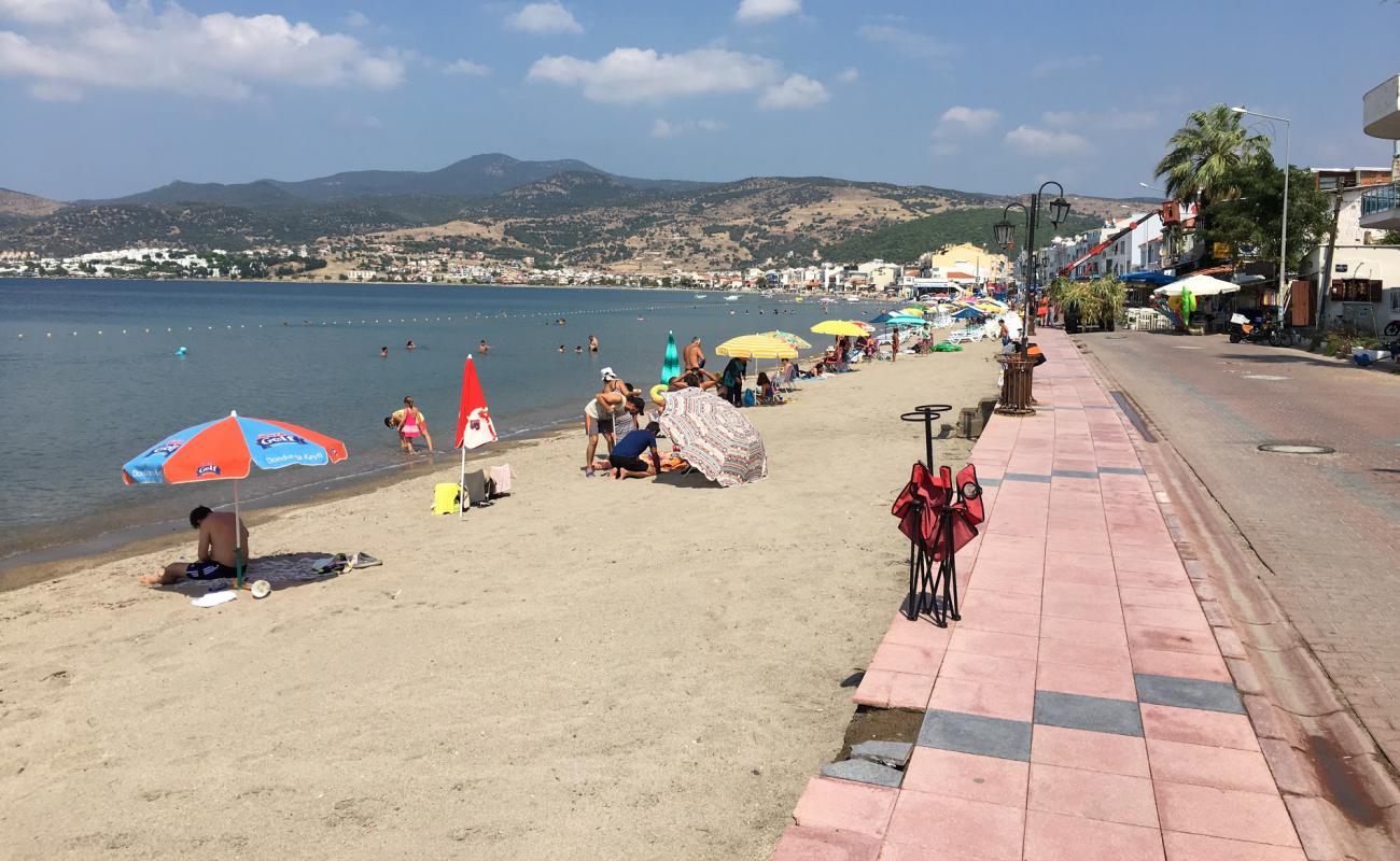 Фото Candarli beach с светлый песок поверхностью