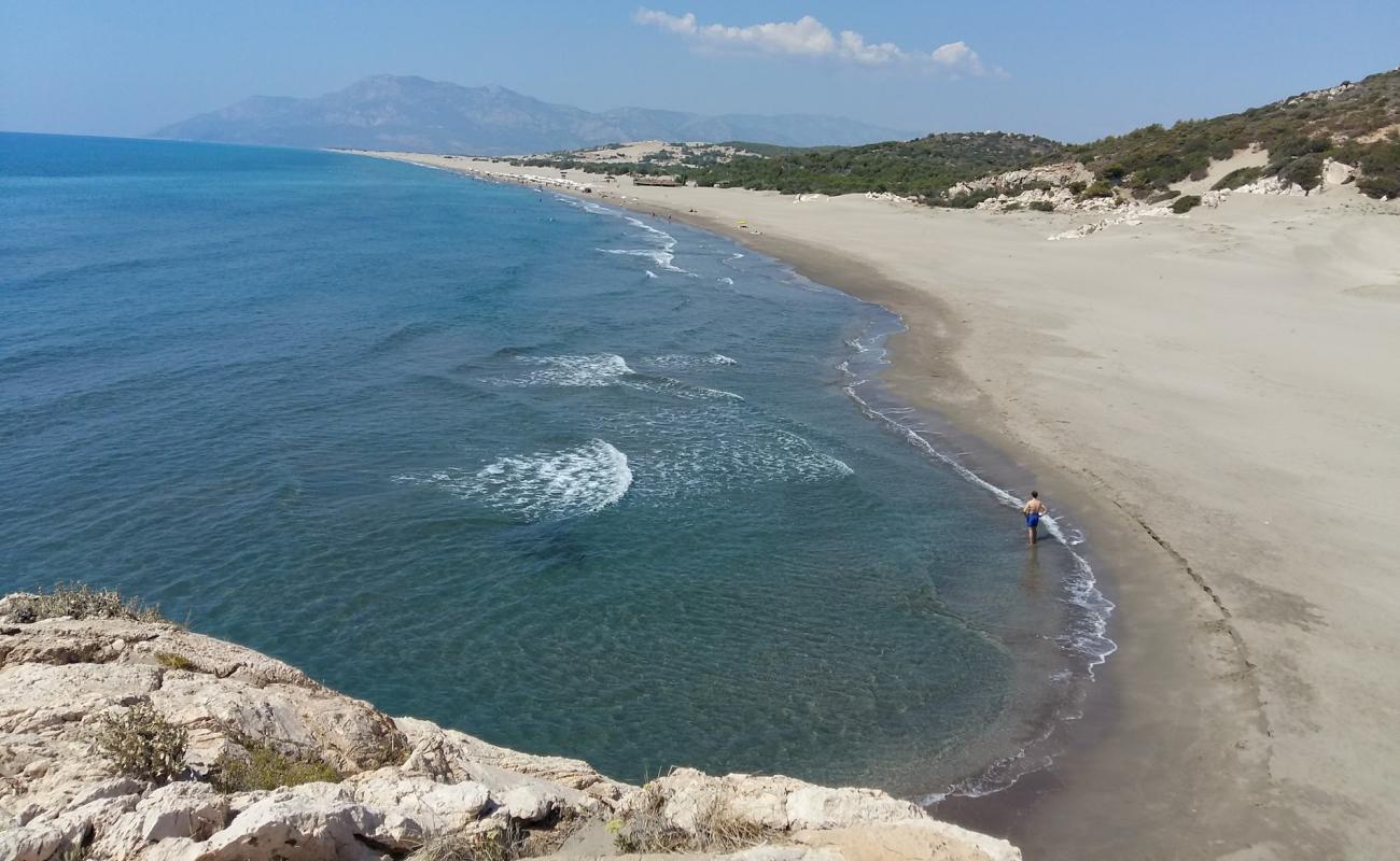 Фото Patara Beach с золотистый песок поверхностью