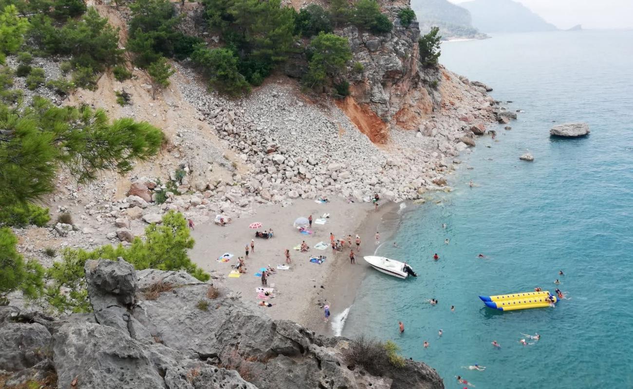 Фото Trash bay beach с песок с галькой поверхностью