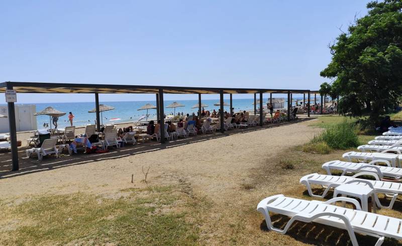 Фото Belek Public beach с темный песок поверхностью