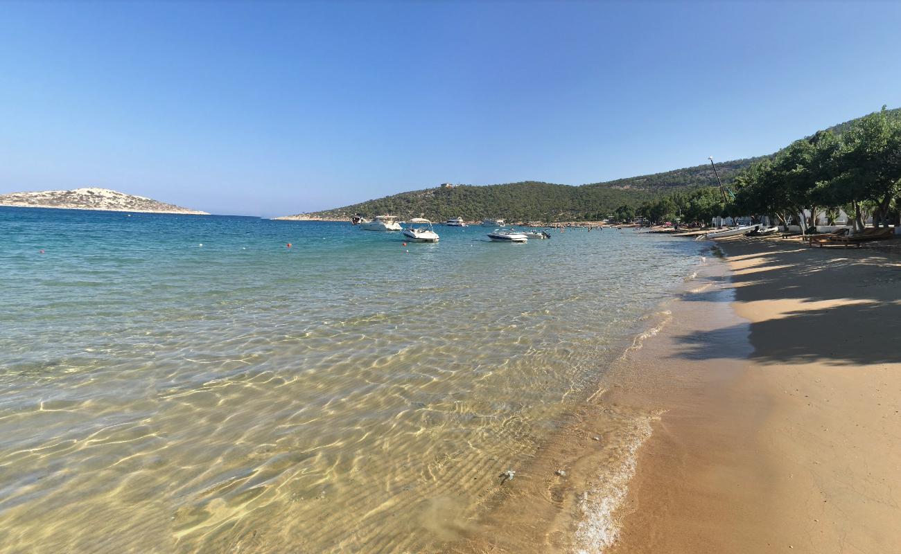 Фото Bogsak beach II поддерживаемый скалами