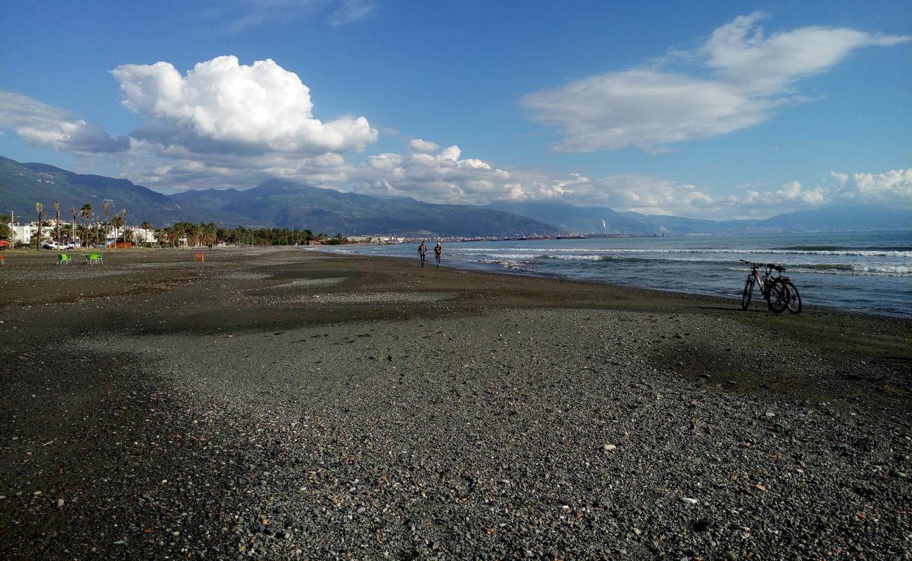 Фото Dortyol beach с светлый песок поверхностью