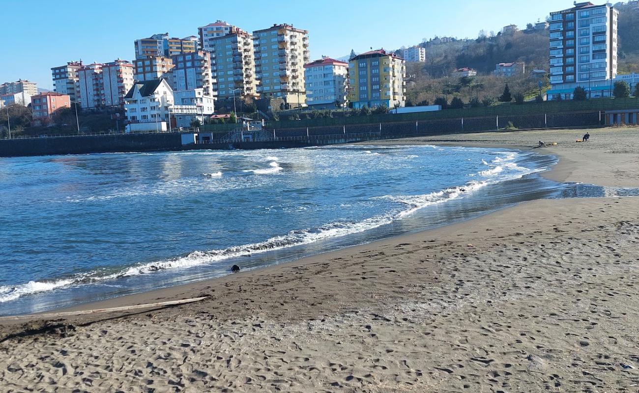 Фото Vakfikebir Beach с темный песок поверхностью