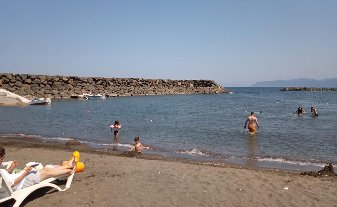 Фото Besikduzu public beach с светлый песок поверхностью