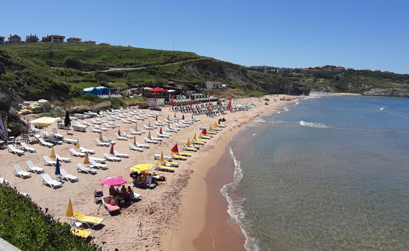 Фото Baia Beach с светлый песок поверхностью