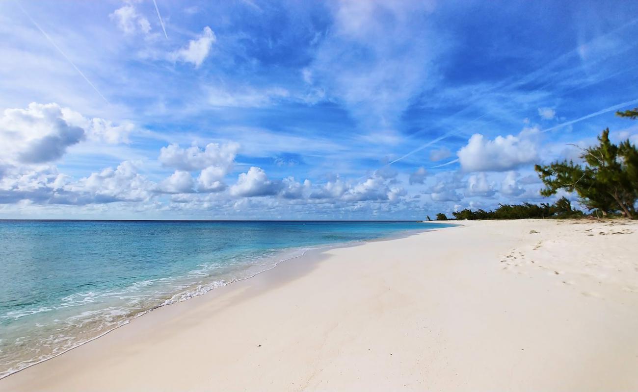 Фото Norman Saunders beach с золотистый песок поверхностью