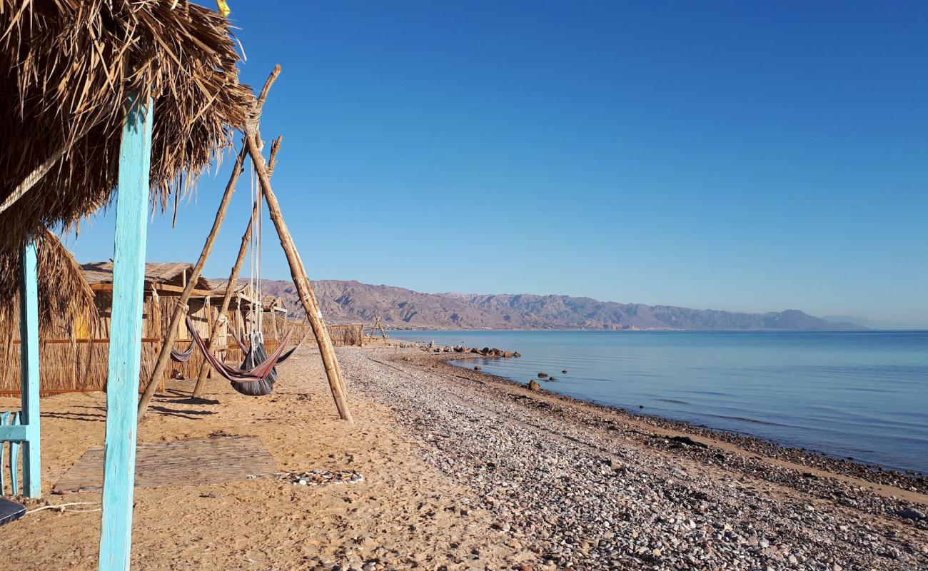 Фото Nuweiba beach с светлая галька поверхностью