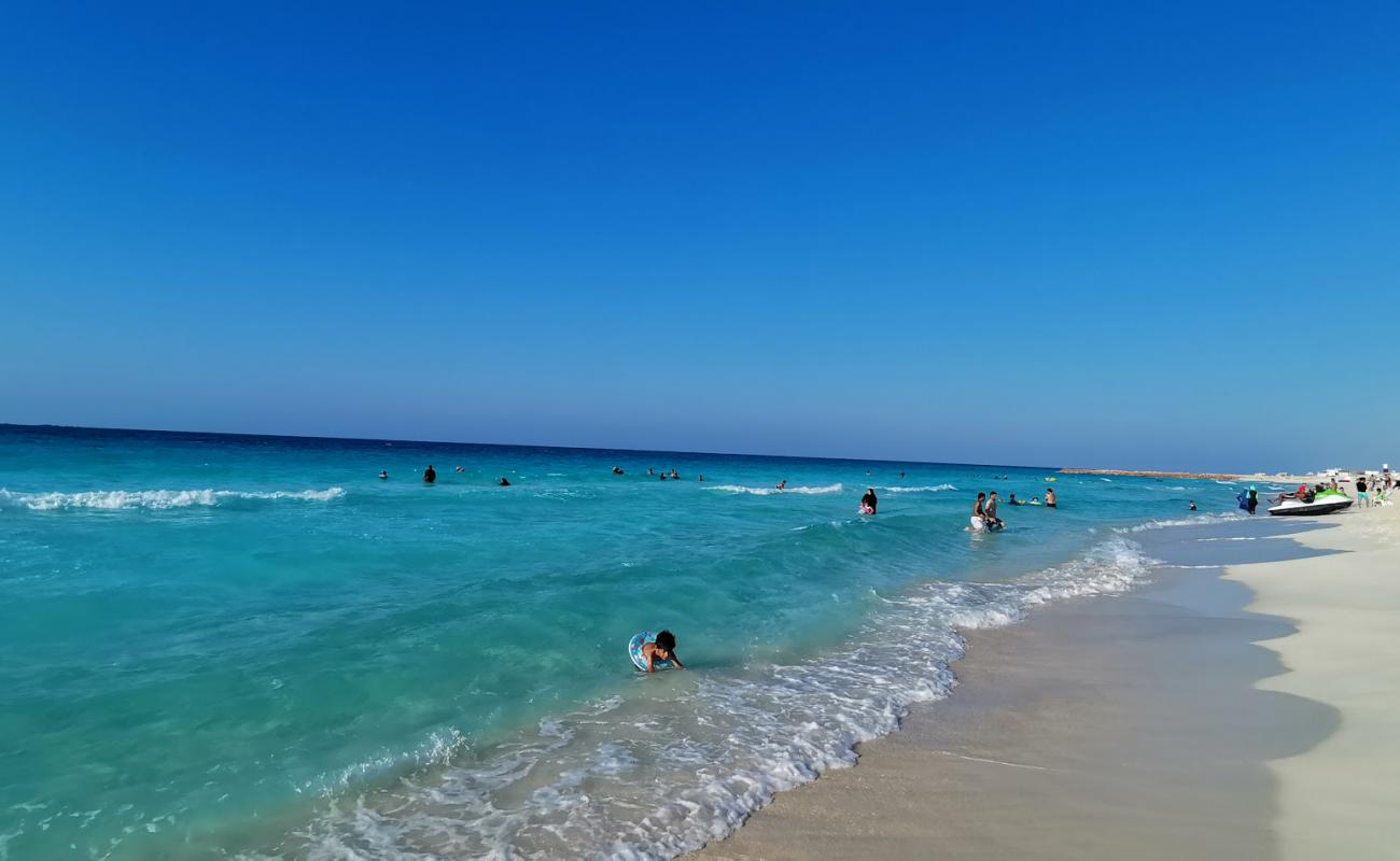 Фото White Emerald Beach с белый песок поверхностью