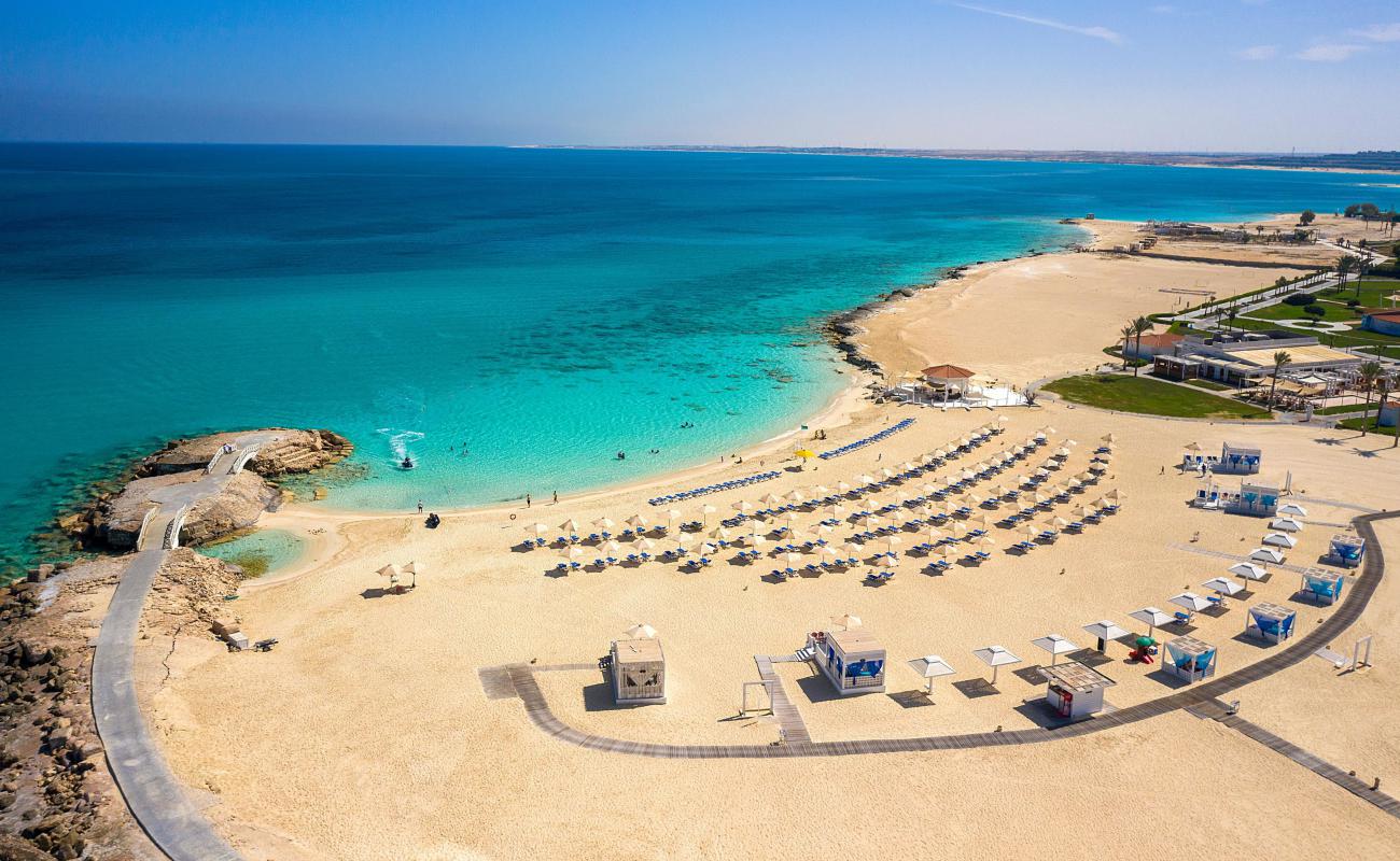 Фото Rixos Alamein Beach с белый чистый песок поверхностью